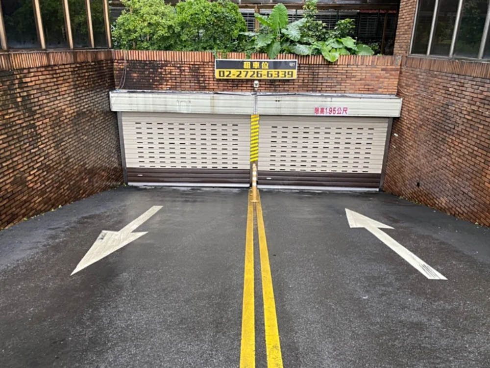 美國華城稀有坡道平面車位出租 - 停車市場