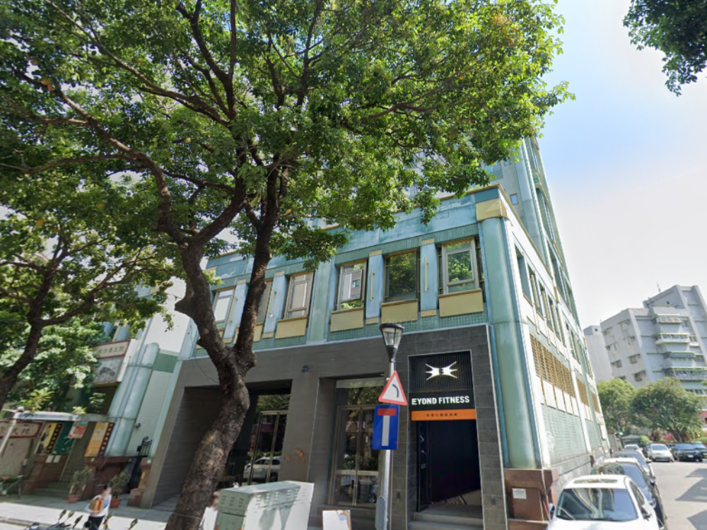 安和路近立人國小機械車位,CAMRY可停。嶄新有管理、年繳有優惠