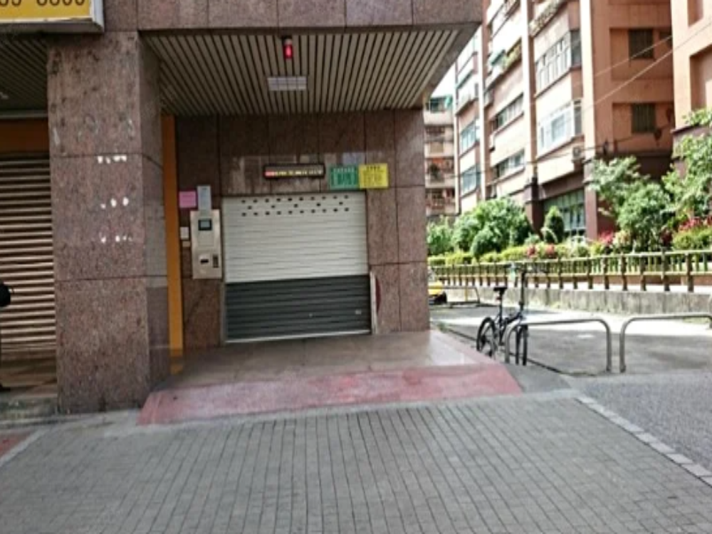 全新車位,好停車,進出方便.