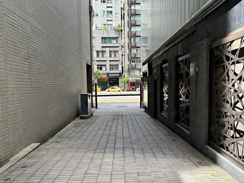 休旅車位!紀念堂璞趣