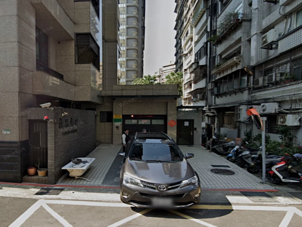 六張犁捷運2分鐘車位,8米巷寬敞快速方便