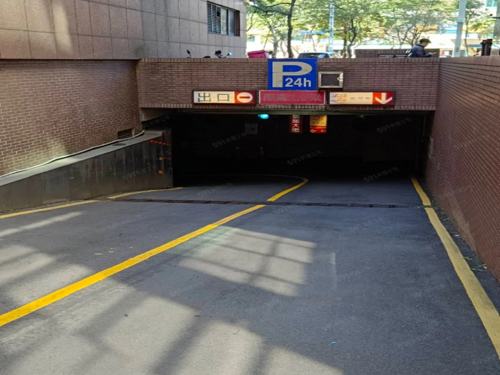 府中站坡道平面超搶手車位