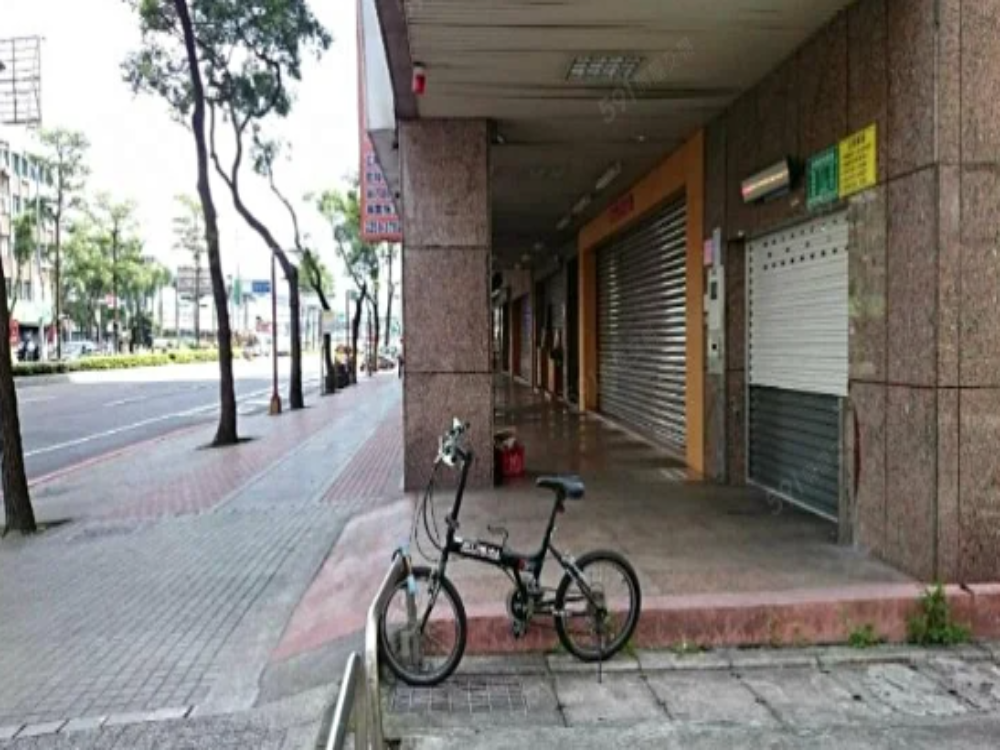 全新車位,好停車,進出方便.