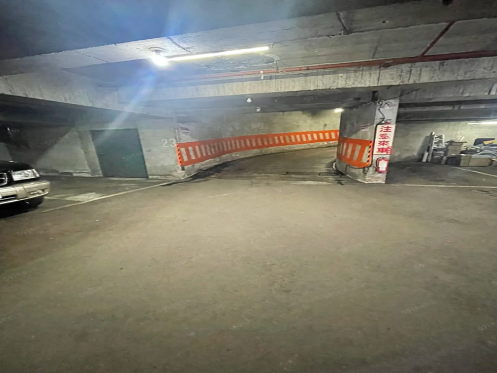 南京精華商圈坡道平面車位