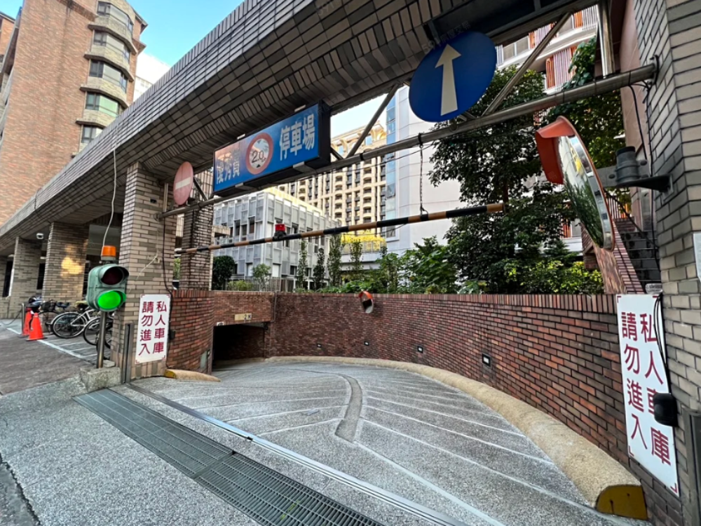 優質社區獨立產權坡道平面車位 - 停車市場