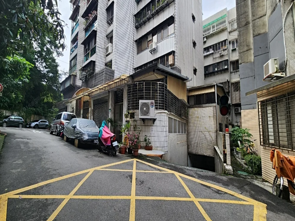 北醫284巷坡平車位😍住商朱珉箖😍 - 停車市場