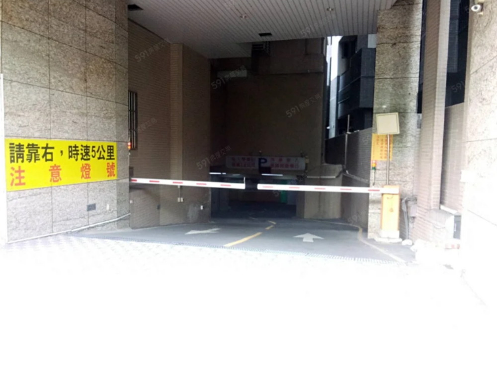水源路雙坡道車位含管理費只要3200元