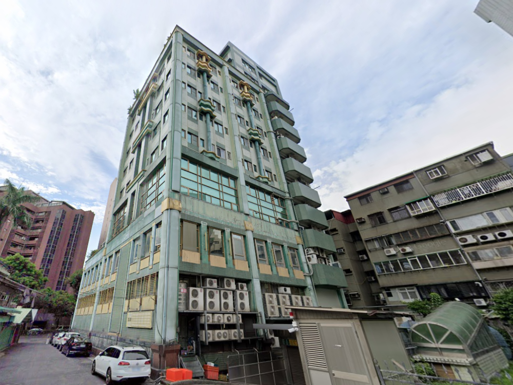 安和路近立人國小機械車位,CAMRY可停。嶄新有管理、年繳有優惠