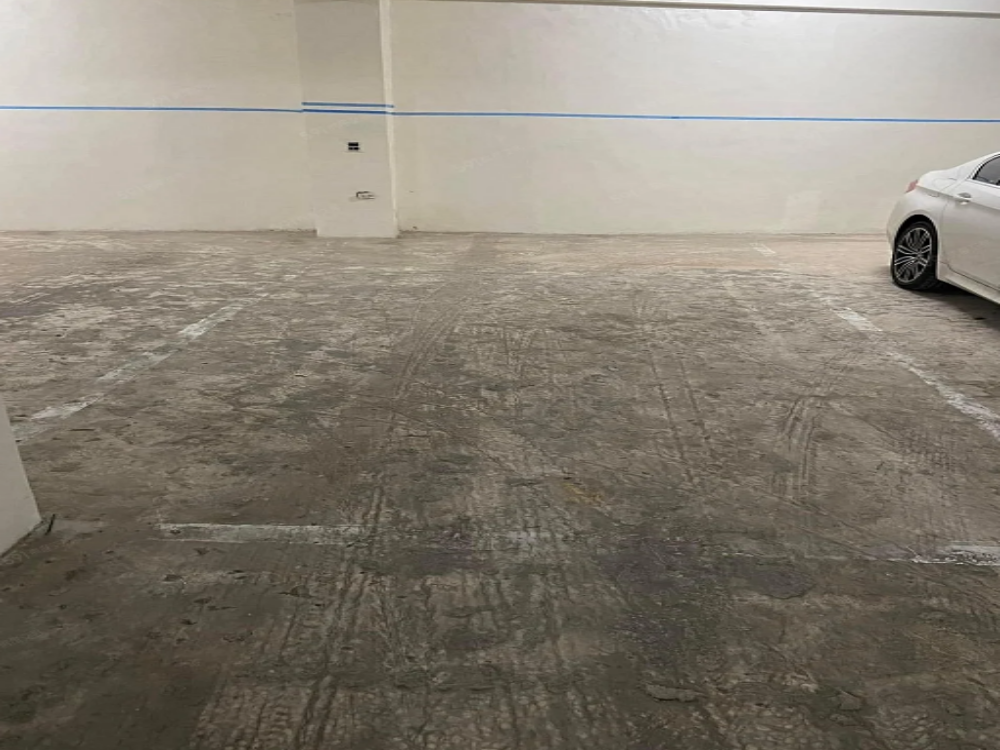 室內停車場24小時監控空間大環境好