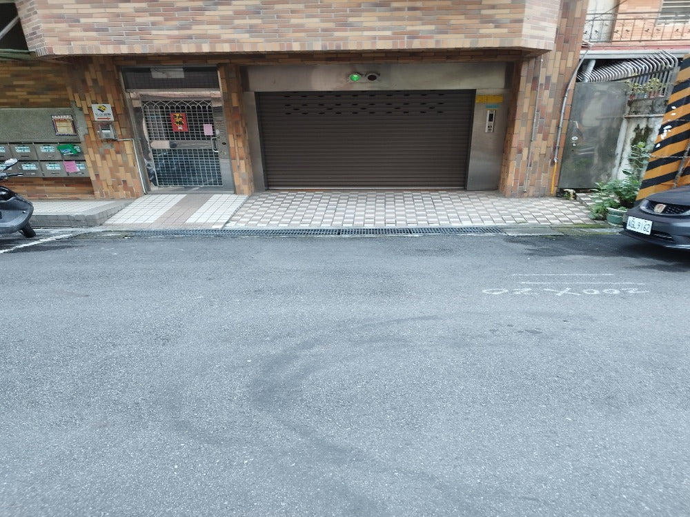 四號公園旁室內車位出租(10/1起租)