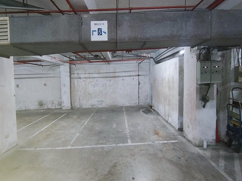 東門國小旁邊車位