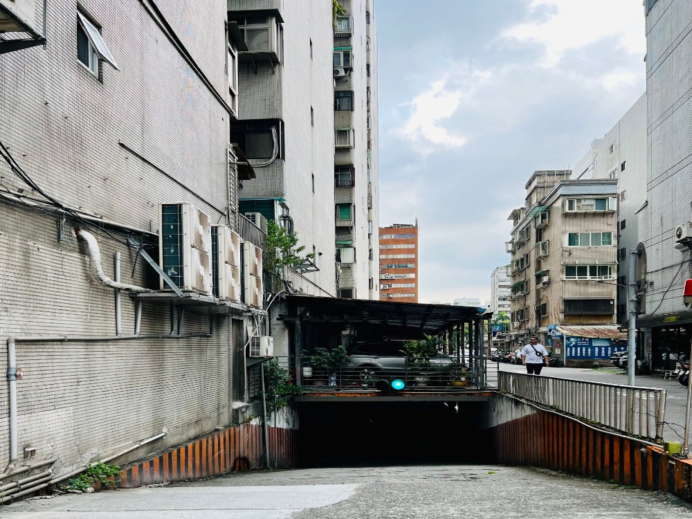 大安區東峰街坡平車位出租