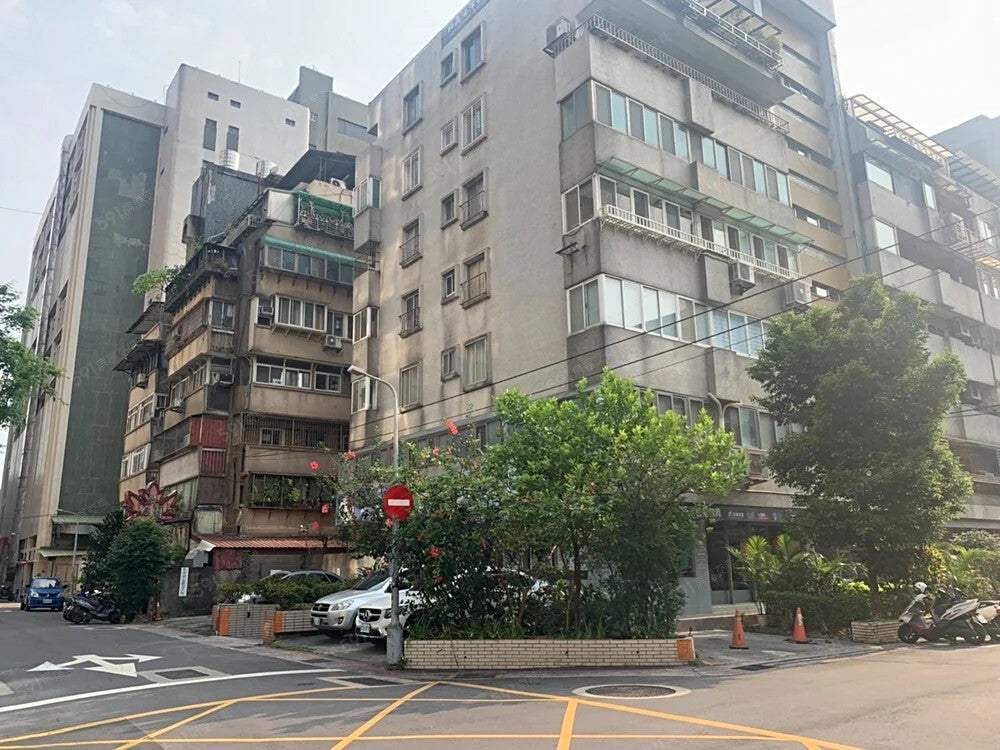 靠近台北小巨蛋,地下平面車位
