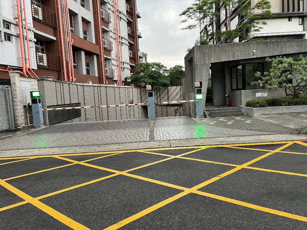 海山站，地下一樓坡道平面大車位，車道寬敞好出入