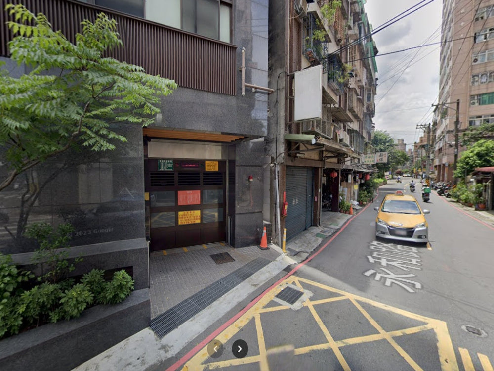 大潤發中和店旁，室內機械車位