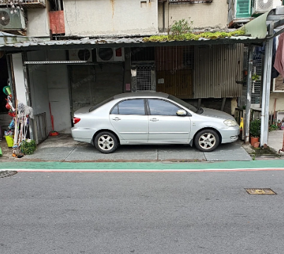 平面車位，路邊有遮雨棚