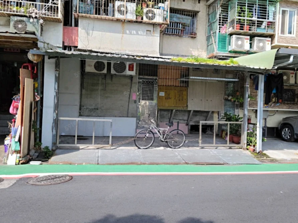 平面車位，路邊有遮雨棚