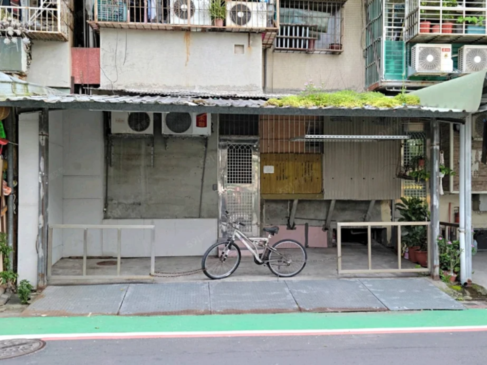 平面車位，路邊有遮雨棚