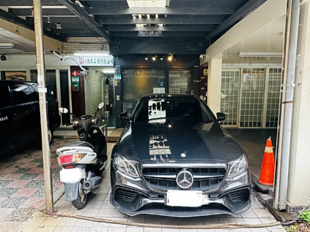 信義區一樓雨遮車位可停一汽車