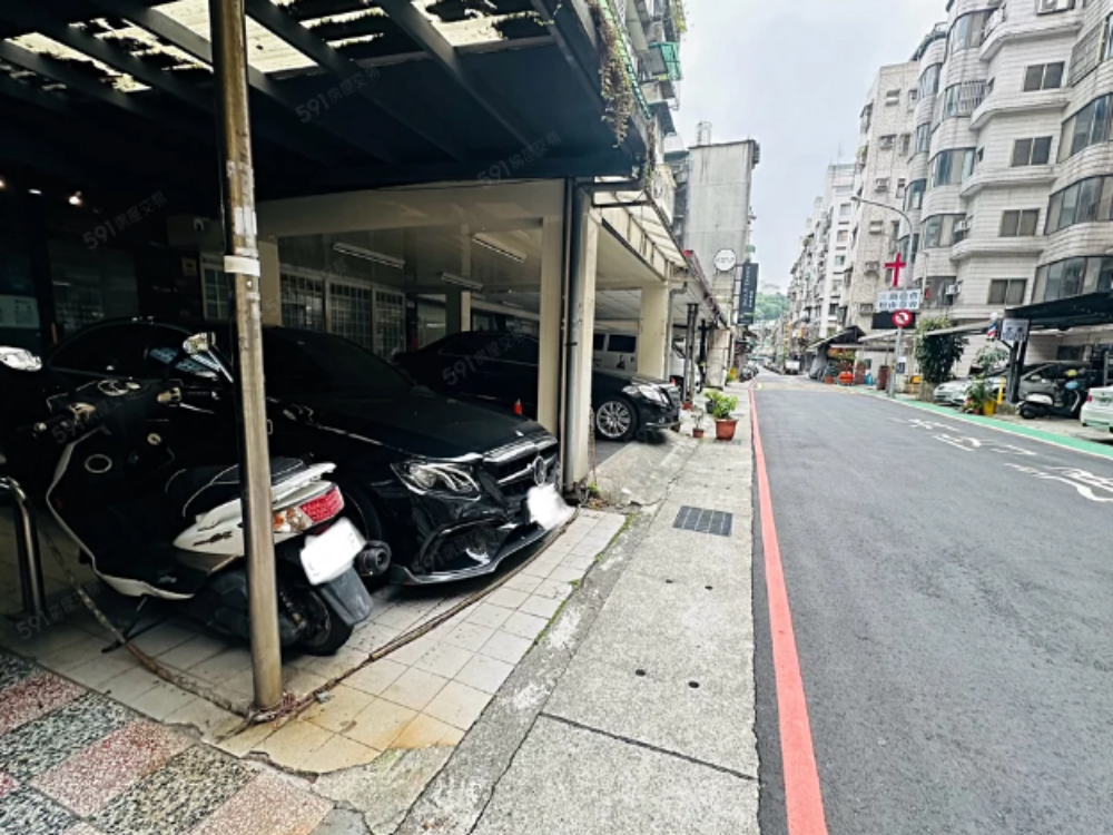 信義區一樓雨遮車位可停一汽車