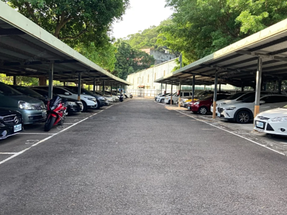 純停車場露天[有停車棚]空氣清新