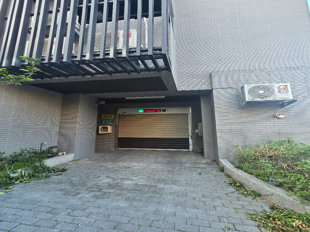 臨近板橋車站附近，塔式機械