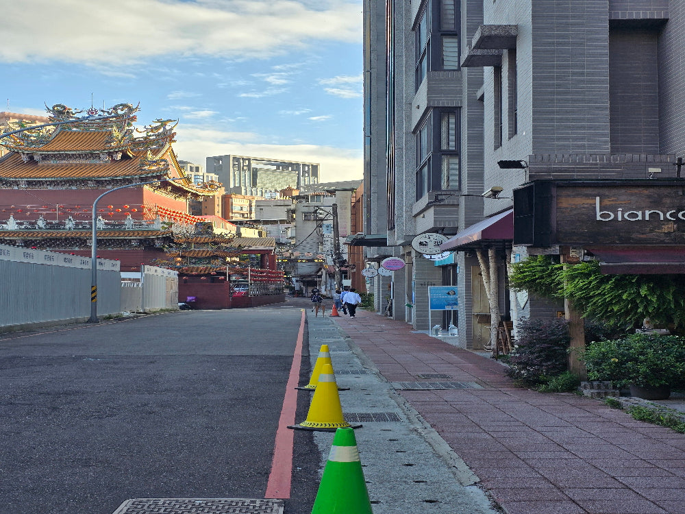 臨近板橋車站附近，塔式機械