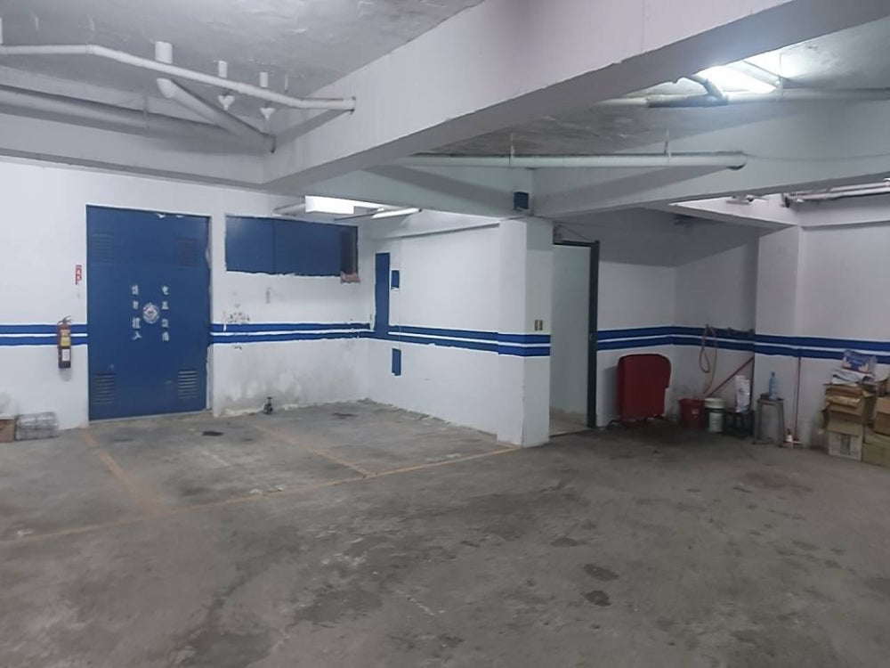 敦化安和路口，平面車位