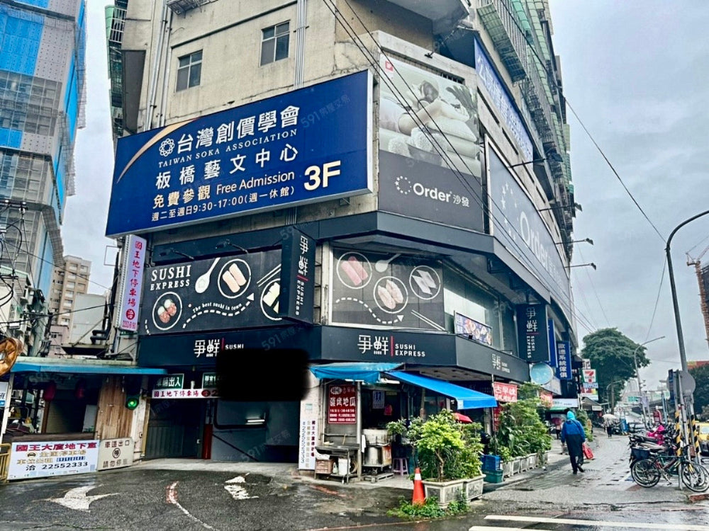 新埔捷運站3號出口旁，坡道平面，只限於轎車