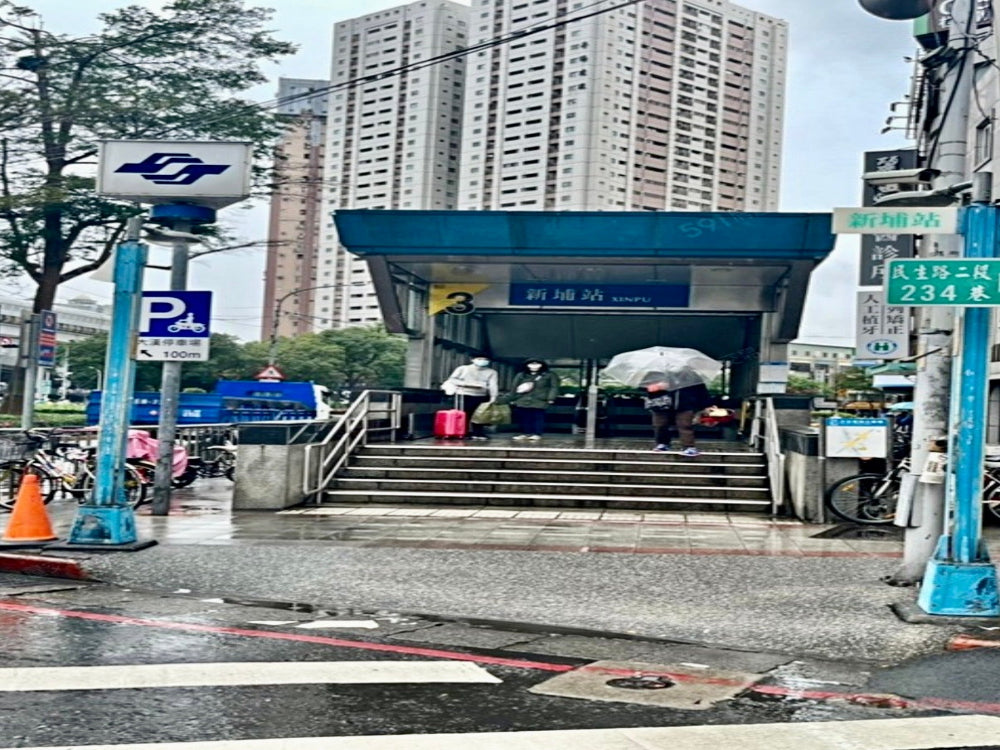新埔捷運站3號出口旁，坡道平面，只限於轎車