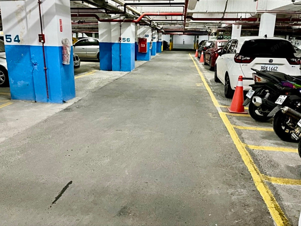 新埔捷運站3號出口旁，坡道平面，只限於轎車