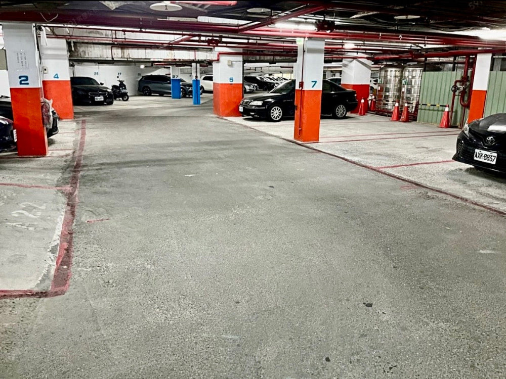新埔捷運站3號出口旁，坡道平面，只限於轎車