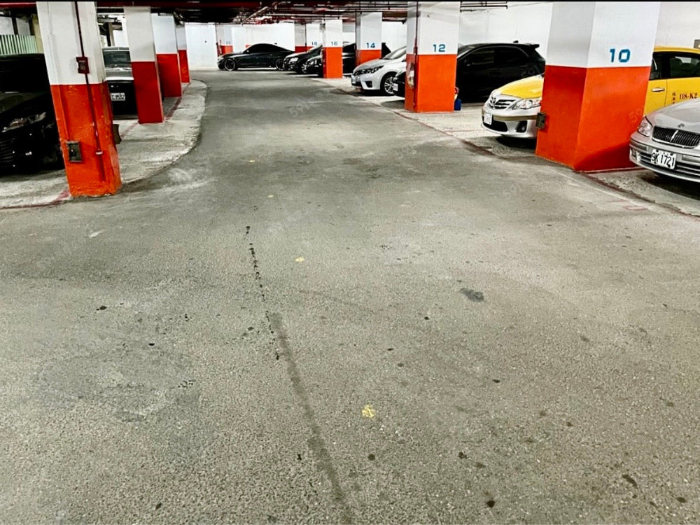 新埔捷運站3號出口旁，坡道平面，只限於轎車