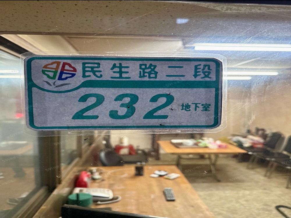 新埔捷運站3號出口旁，坡道平面，只限於轎車