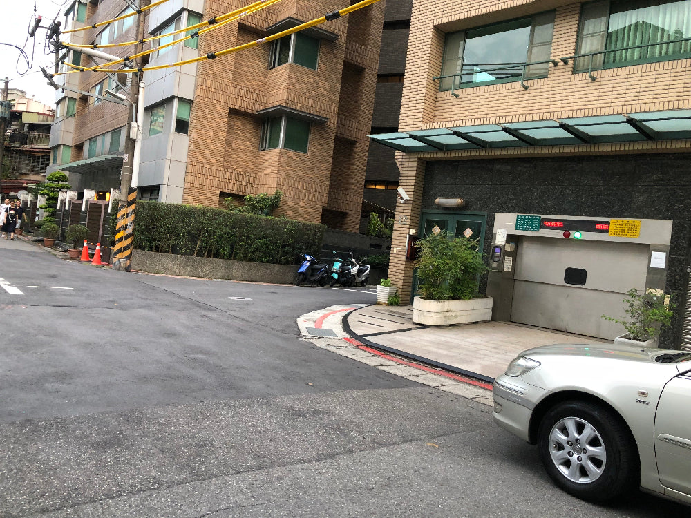 士林麥當勞旁，塔式機械車位