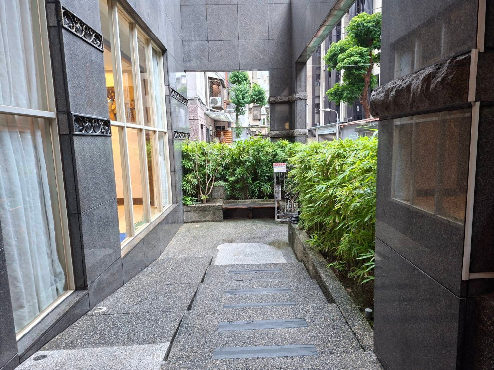 鄰近捷運中正紀念堂站及南門市場，獨立坡道平面，出入方便