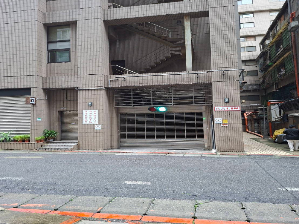 鄰近捷運中正紀念堂站及南門市場，獨立坡道平面，出入方便