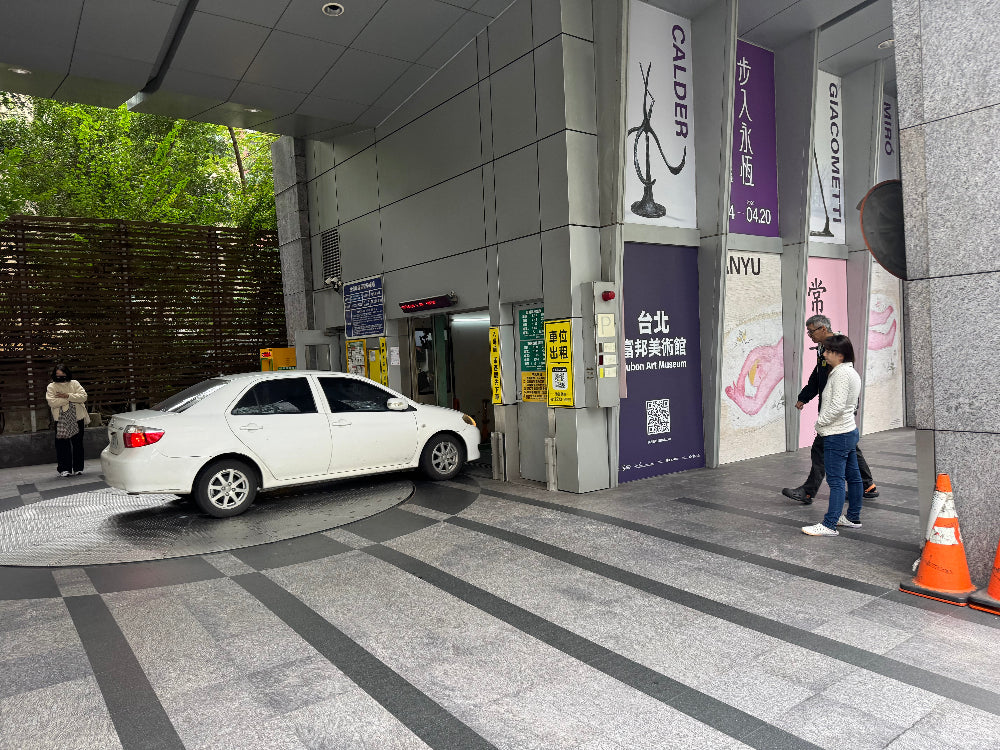 仁愛路四段，塔式機械，可停休旅車