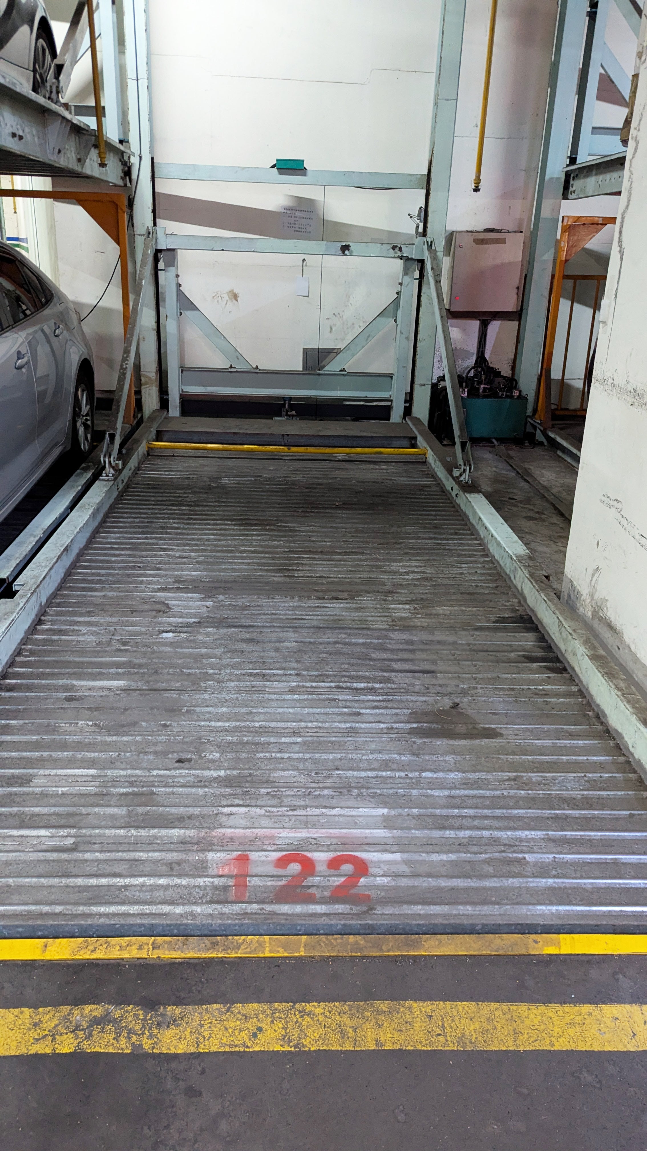 古亭河濱公園附近，坡道機械車位，近車道口好停好迴車。