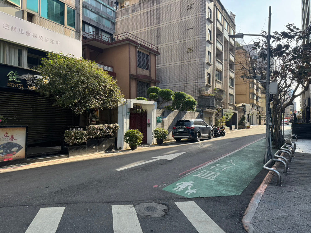 敦化安和路口，平面車位