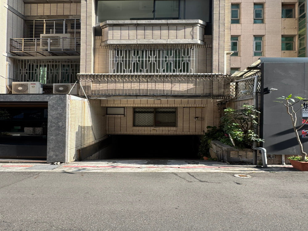 敦化安和路口，平面車位