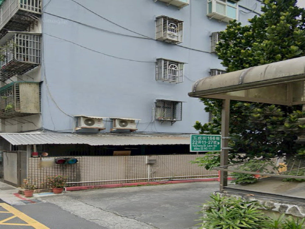 甲山林公園大廈地下停車，車牌辨識感應進入!