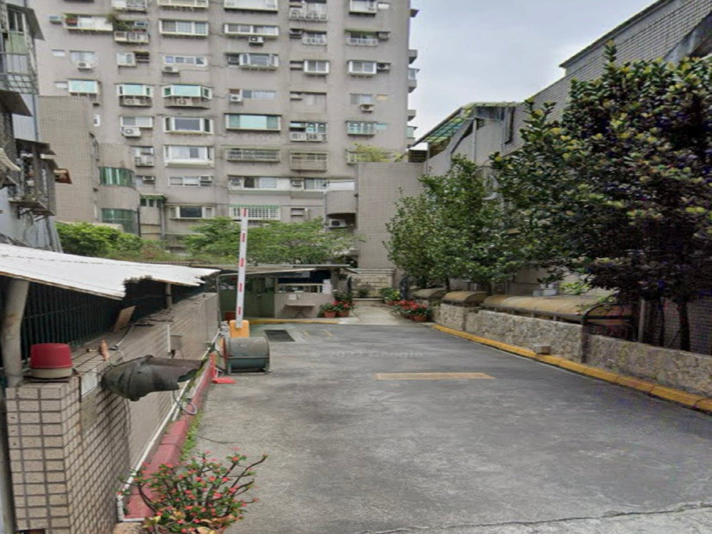 甲山林公園大廈地下停車，車牌辨識感應進入!