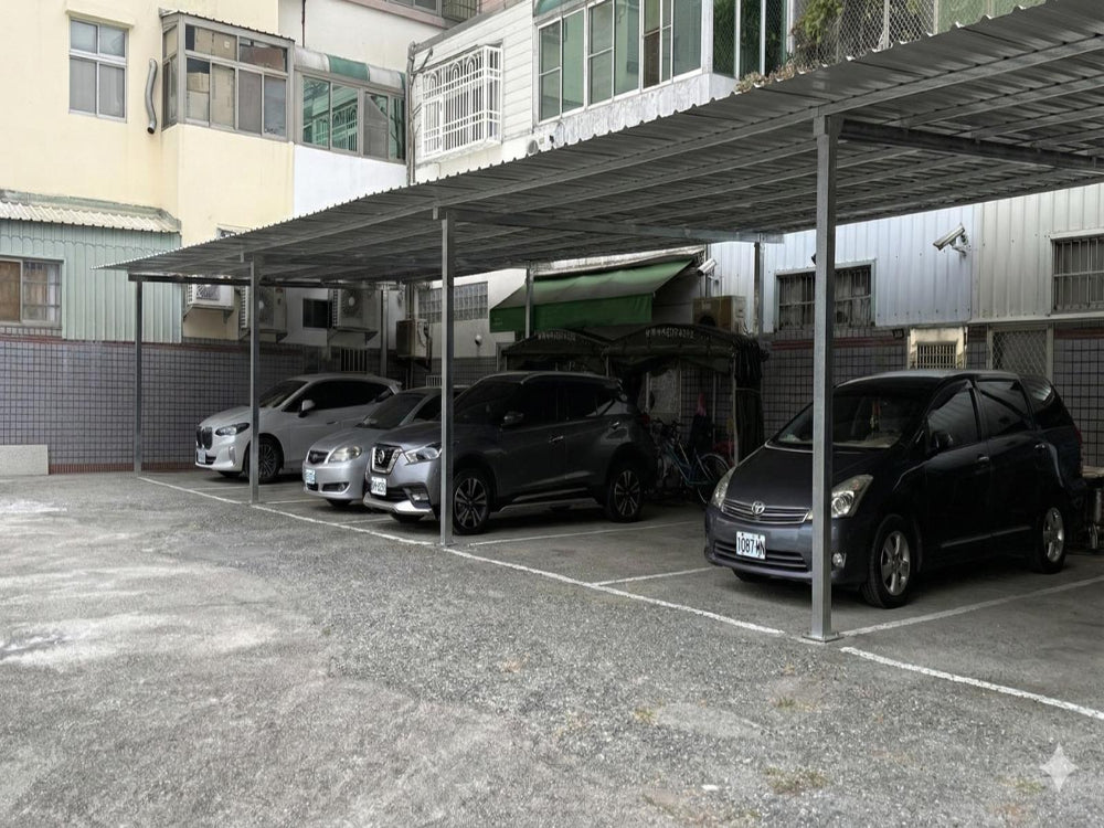 鹽行交流道有遮雨棚的停車位 近南應大商圈
