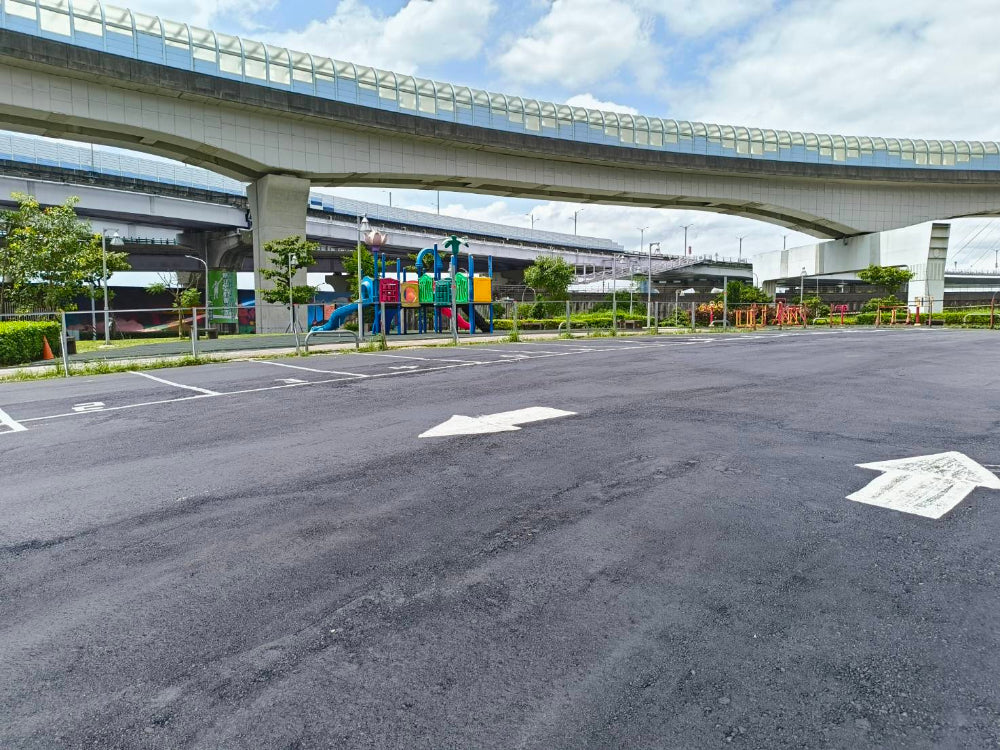 近三重成功二街平面固定車位出租，休旅車可
