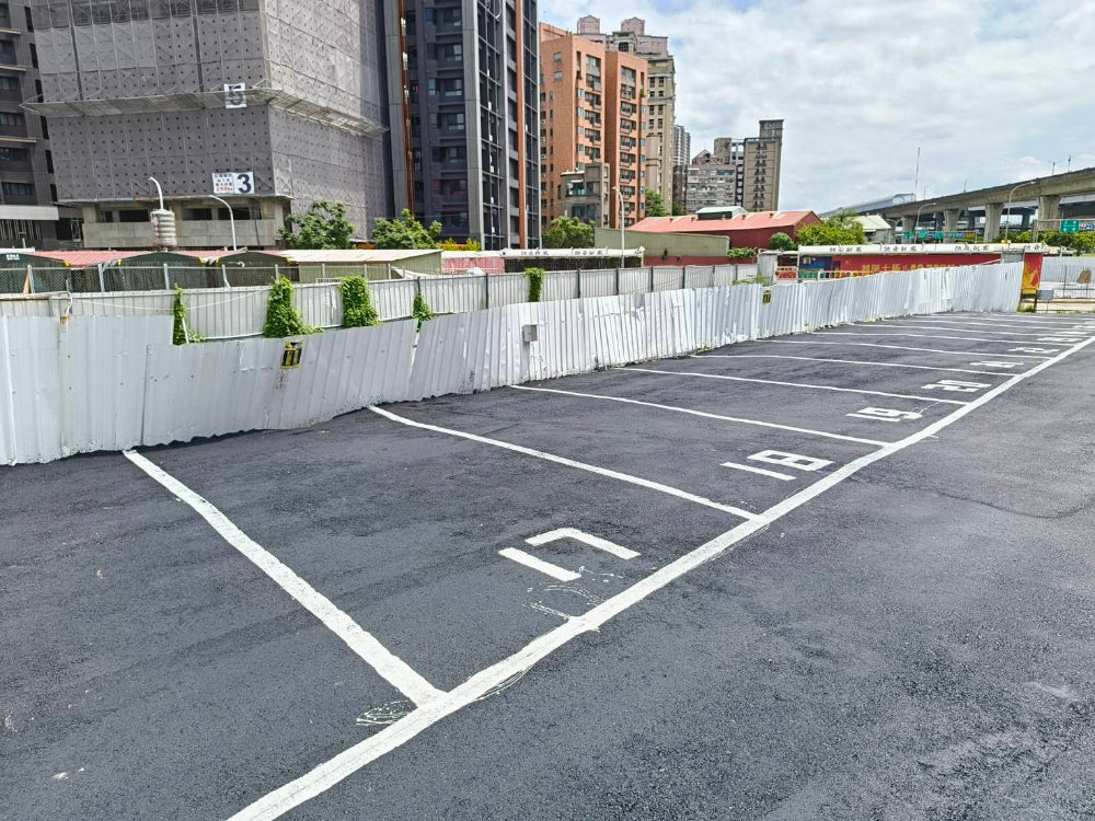 近三重成功二街平面固定車位出租，休旅車可
