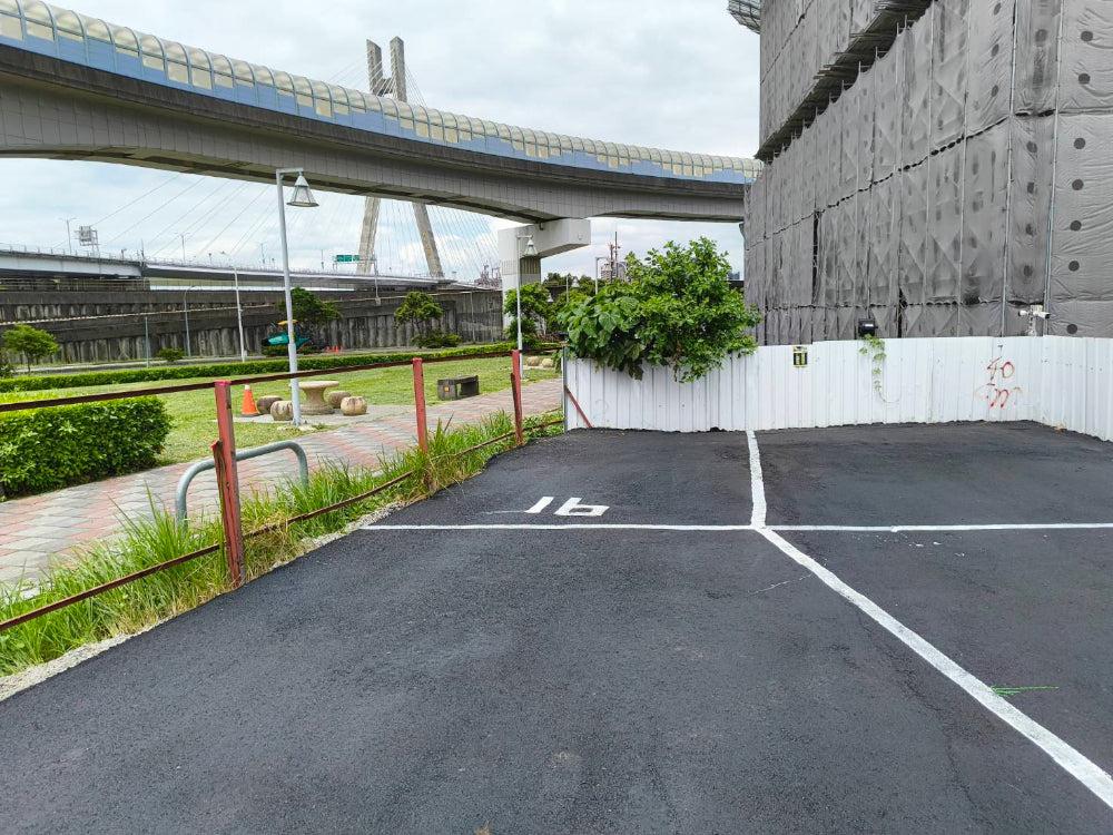 近三重成功二街平面固定車位出租，休旅車可