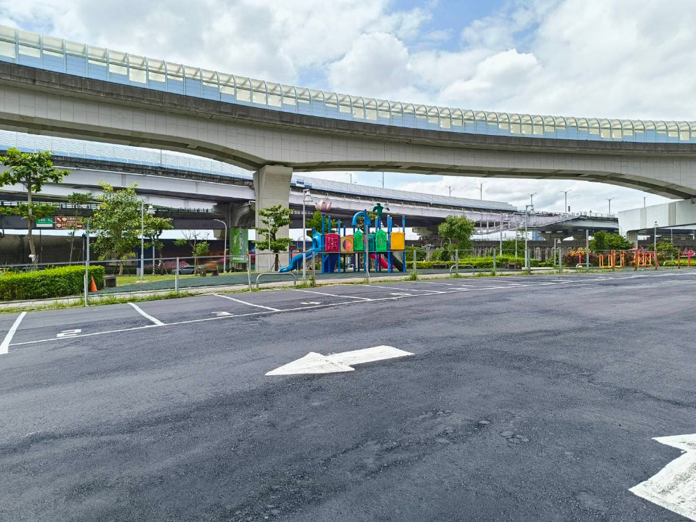 近三重成功二街平面固定車位出租，休旅車可