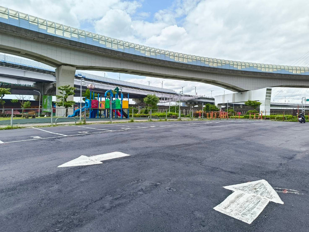 近三重成功二街平面固定車位出租，休旅車可