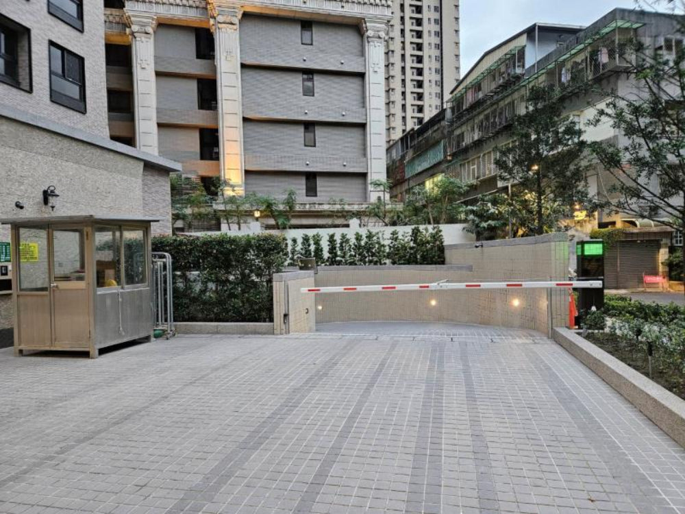 頂溪捷運 昇陽國詠 坡道平面車位，寬敞好停